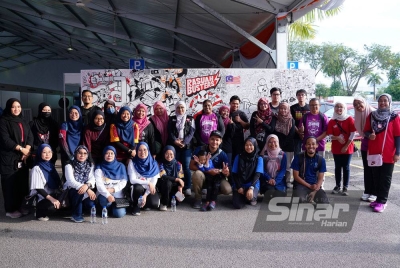 Para peserta dan penganjur merakamkan kenangan berlatar belakangkan mural Rasuah Busters sebelum memulakan pertandingan pada Sabtu.