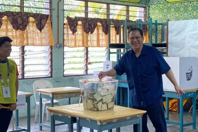 Nur Jazlan membuang undi di Sekolah Agama Dato' Omar Yusof, Kampung Pasir pada Sabtu.
