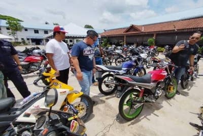 Mazli (dua dari kanan) memeriksa motosikal yang ditahan di Ibu Pejabat Polis Kontinjen (IPK) Terengganu atas pelbagai kesalahan.