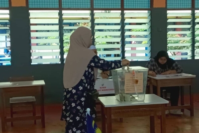 Pengundi menunaikan tanggungjawab pada PRK Parlimen Pulai di Saluran 2, Pusat Pembuangan Undi di SK Seri Melati, Taman Melati, Tampoi, Johor Bahru pada Sabtu