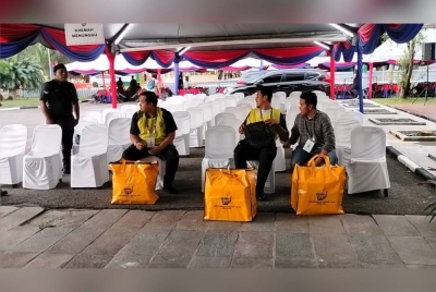 Peti undi pertama dibawa masuk ke Pusat Pengiraan Undi Pilihan Raya Kecil Parlimen Pulai di Dewan Jubli Intan Sultan Ibrahim Johor Bahru pada jam 6.20 petang pada Sabtu.