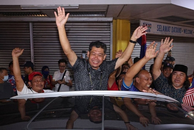 Ir Nazri Abdul Rahman dari parti Pakatan Harapan meraikan kemenangan bersama penyokong parti berkenaan selepas pengumuman keputusan rasmi Pilihan Raya Kecil N.13 Dewan Undangan Negeri (DUN) Simpang Jeram di Dewan Jubli Intan Sultan Ibraham, Muar malam ini. - Foto Bernama