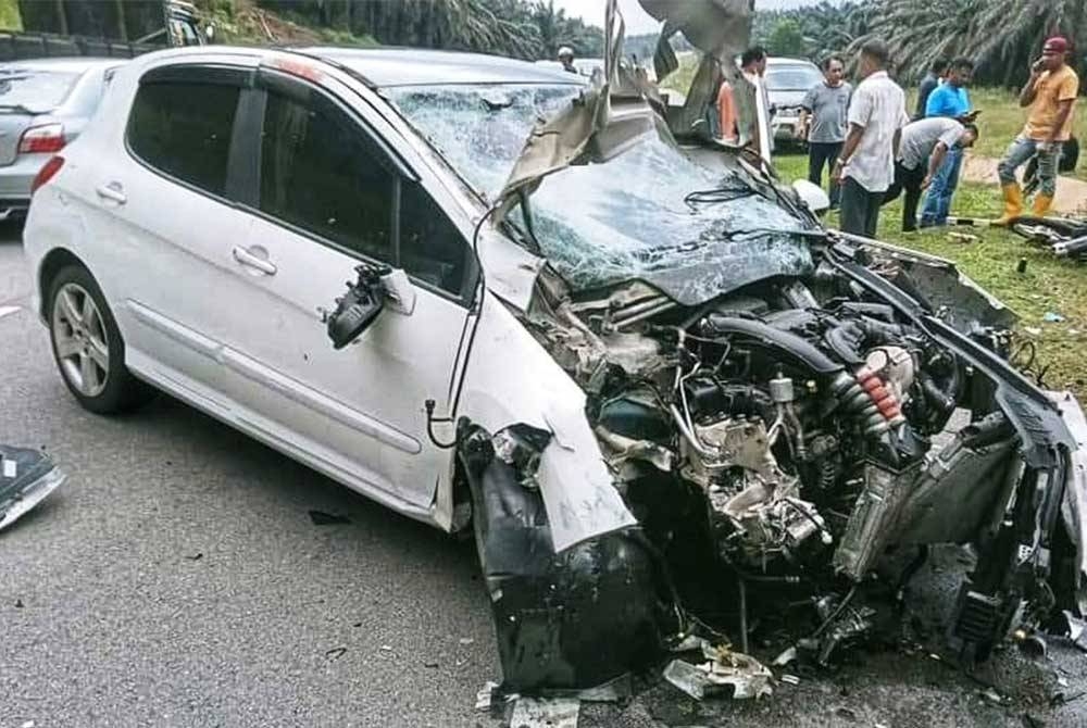 Keadaan kereta yang remuk akibat kemalangan tersebut. - Foto Ihsan orang awam