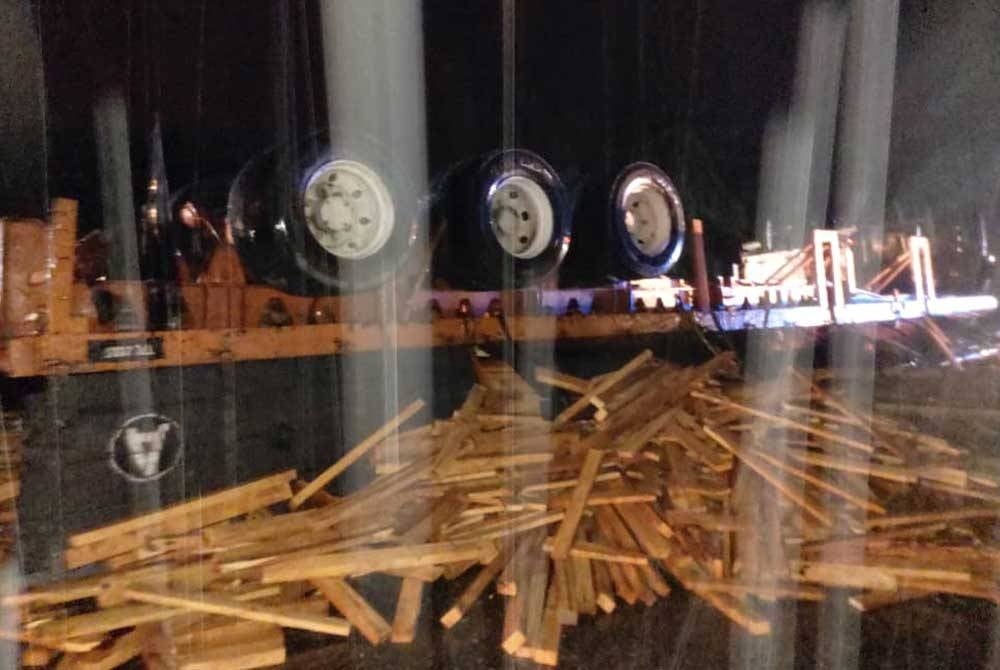 Operasi menyelamat masih lagi dijalankan untuk memastikan tiada lagi kenderaan atau mangsa yang tertimbus di bawah longgokkan kayu.