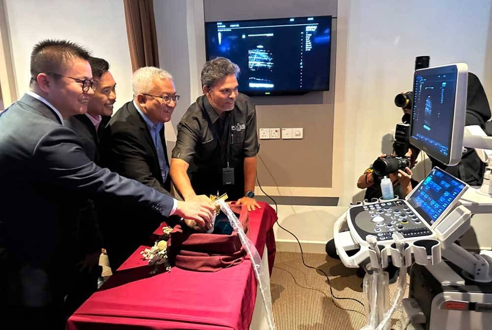 Dr Shaharum (tiga dari kiri) melihat cara mesin ultrasound menjalankan fungsinya.