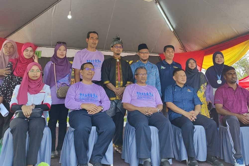 Supian (duduk, tengah) bergambar bersama tetamu yang hadir pada Hari Terbuka Kolej Vokasional Kuala Selangor di Kolej Vokasional Kuala Selangor pada Ahad.