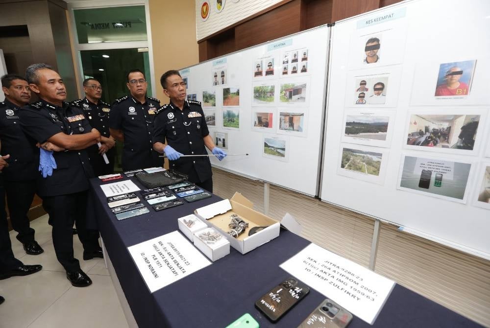 Fisol (kanan) menunjukkan gambar lima kumpulan sindiket penyeludupan pendatang asing tanpa izin (PATI) melibatkan 12 ejen sindiket warga tempatan dan Myanmar yang ditahan hasil Op Pintas baru-baru ini.