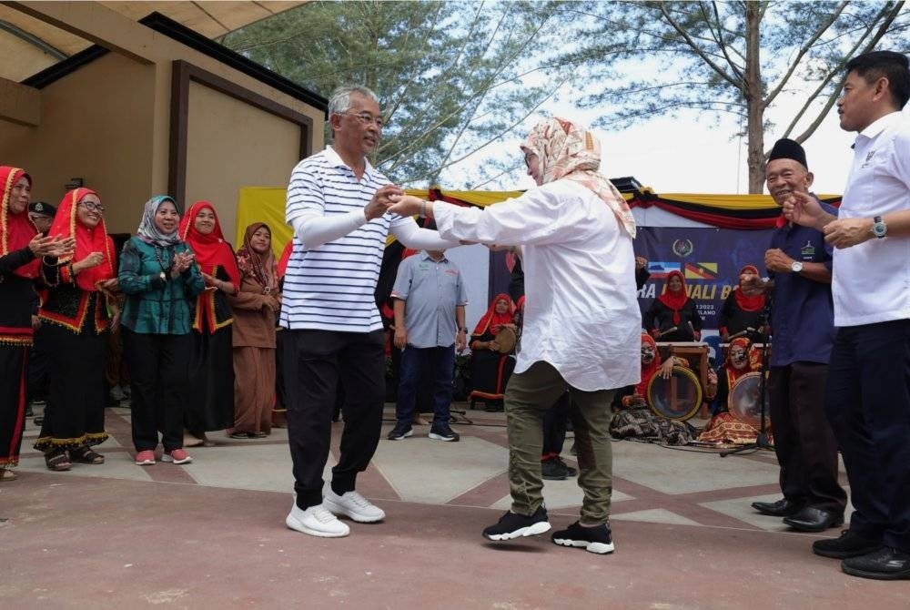 Al-Sultan Abdullah dan Tunku Azizah berkenan mencemar duli bermukun di Pesta Keramaian bersama rakyat di Pantai Bungai Bekenu pada Ahad. - Foto Bernama