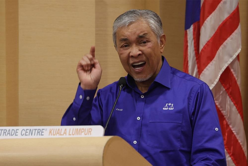 Ahmad Zahid ketika berucap pada Perhimpunan Agung ke-15 parti Makkal Sakti Malaysia di WTC pada Ahad. - Foto Bernama