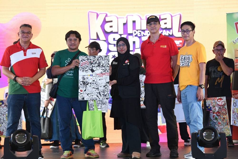 Muhammad Firdaus (dua dari kiri) menerima hadiah daripada Nurhayati sambil diiringi Ketua Komersial Mahsuri Dagang, Mohd Jazri Ikmal Hijaz (kiri), Anas Zubedy (dua dari kanan) Editor Eksekutif Gaya Hidup dan Hiburan Sinar Harian, Meen Tahrin (kanan).