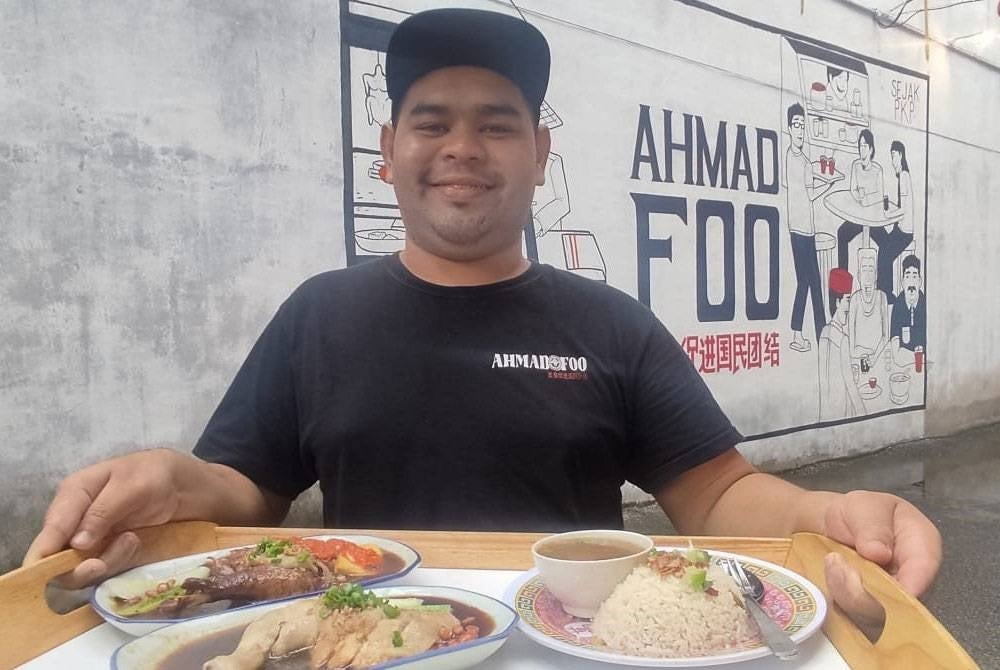 Pekerja Restoran Ahmad Foo-Halal Chinese Foodstyle, Khairul Nizam Musa, 23, menunjukkan set ayam dan itik yang menjadi antara menu istimewa di restoran tersebut.