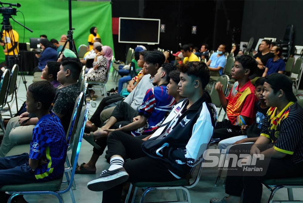 Penonton dan penyokong pasukan yang hadir pada perlawanan akhir yang diadakan secara langsung di platform media sosial Sinar Harian pada Ahad. - Foto: SINAR HARIAN/ MOHD HALIM ABDUL WAHID