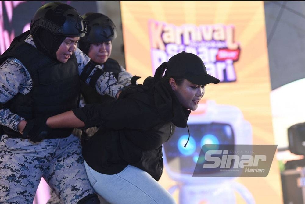 Aksi tangkas anggota Maritim Malaysia pada majlis penutup Karnival Sinar Bestari di Dataran Karangkraf di sini, pada Ahad. - Foto SINAR HARIAN/ MOHD RAFIQ REDZUAN HAMZAH