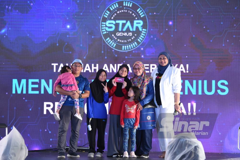 Madihah Nur Safiyyah bergambar kenangan bersama keluarga setelah memenangi pusingan akhir pertandingan 'Who wants to be a Genius Star' sempena Karnival Pendidikan Sinar Bestari pada Ahad.