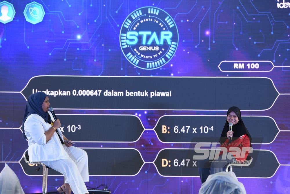 Madihah Nur Safiyyah Hanif Omar (kanan) ketika menjawab soalan pada pusingan akhir pertandingan 'Who wants to be a Genius Star'.
