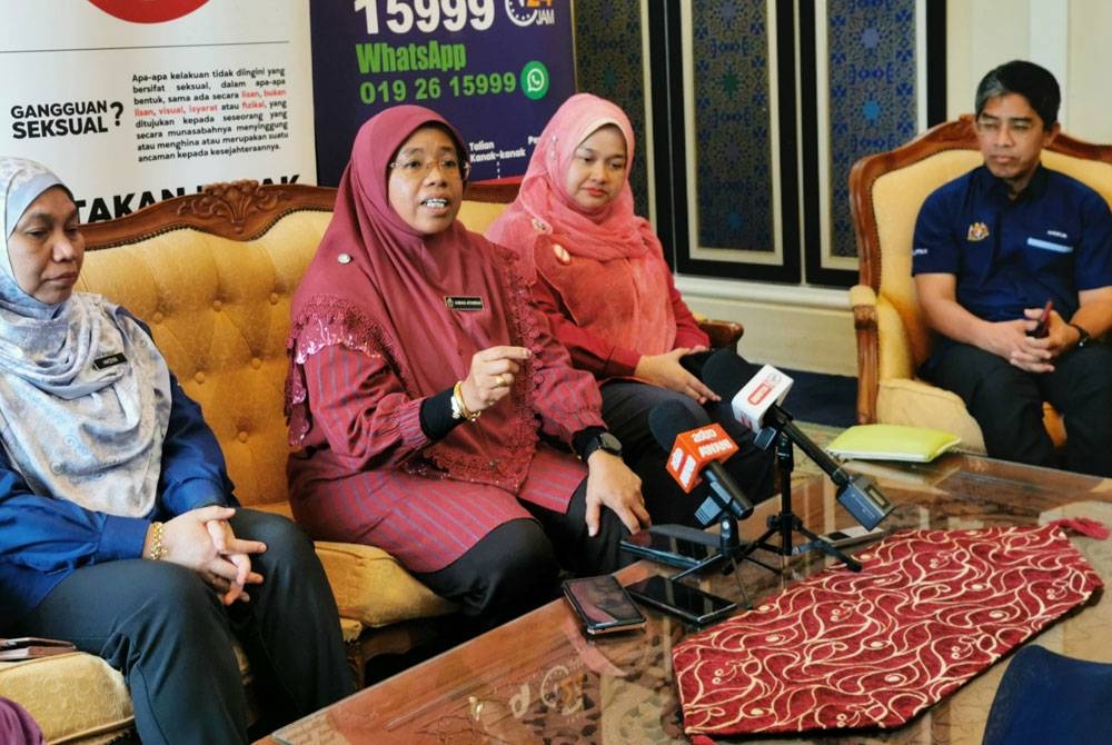 Aiman Athirah (dua dari kiri) pada sidang akhbar selepas menyempurnakan Program Jerayawara Kasih Kementerian Pembangunan Wanita, Keluarga dan Masyarakat (KPWKM) @Advokasi Antigangguan Seksual di Dewan Konvensyen Taman Tamadun Islam (TTI), di Kuala Terengganu pada Ahad.