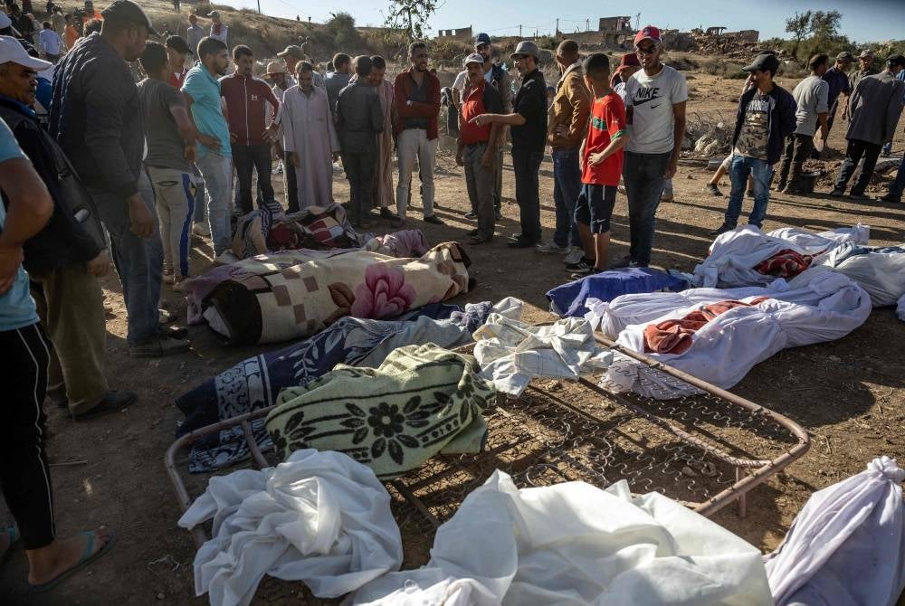 Gempa bumi 7 magnitud, yang melanda Maghribi awal Jumaat, mengorbankan sekurang-kurangnya 2,012 orang dan mencederakan 2,059 yang lain. - Foto AFP