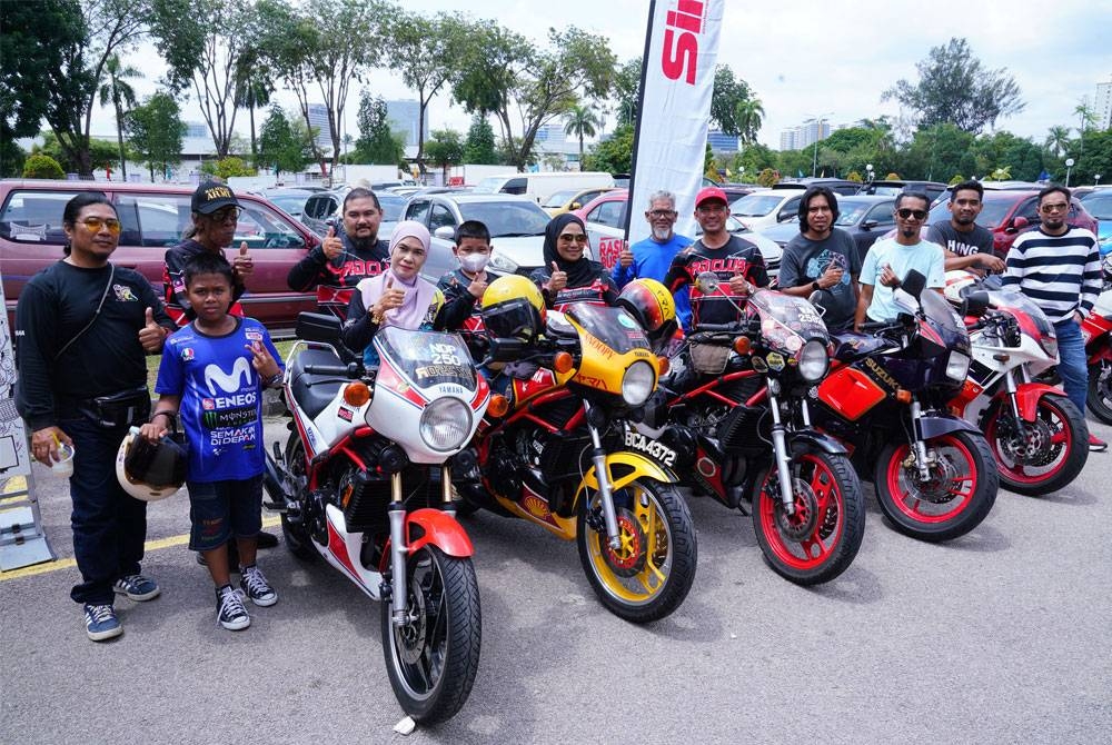 Kamaruddin (dua dari kiri) bersama peserta Moto Show di pekarangan Kompleks Kumpulan Karangkraf, Shah Alam pada Ahad.