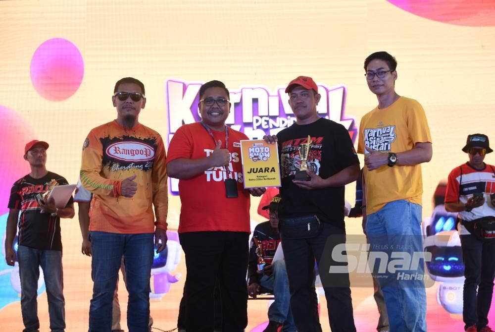 Mohammad Khairudin (dua dari kanan) bersama Ketua Pengarang Kumpulan Sinar Karangkraf, Zamri Rambli; penganjur bersama, Kamsani Kamarudin (kiri) dan pengarah projek KPSB, Meen Tahrin semasa penyampaian hadiah Moto Show, pada Ahad.
