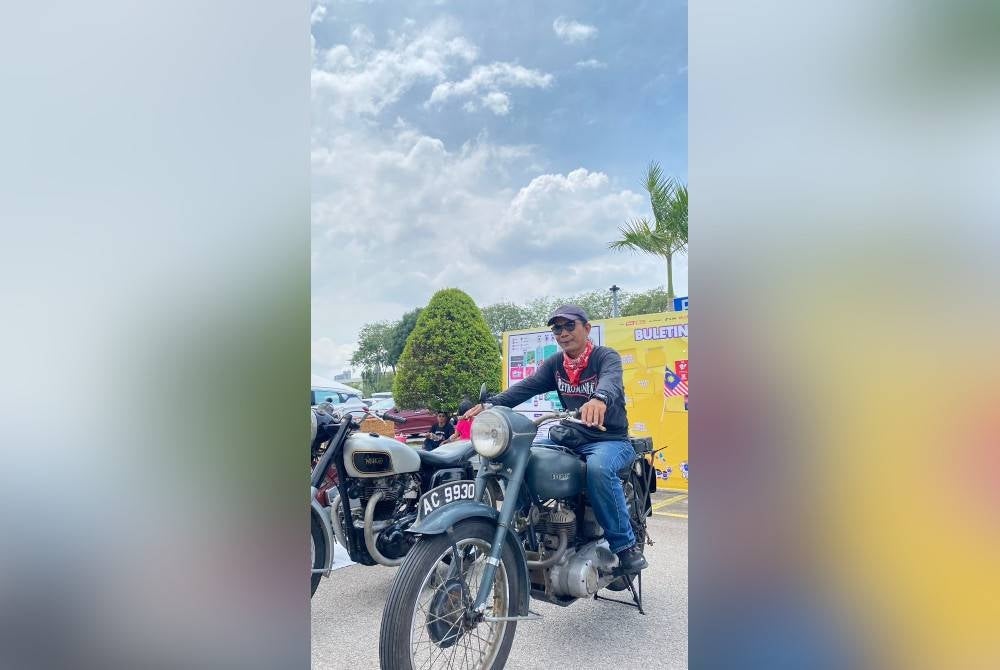 Mohd Azhari Mohd Said bersama motosikal dari zaman perang iaitu Triumph TRW500 di pekarangan Kompleks Kumpulan Karangkraf Shah Alam pada Ahad.