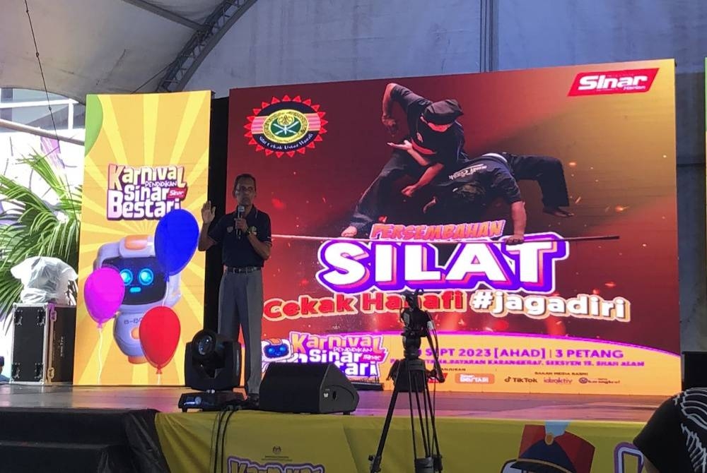 Norhaiby berkongsi tip seni mempertahankan diri kepada pengunjung Karnival Pendidikan Sinar Bestari. - Foto Qurratul'aina Quddus