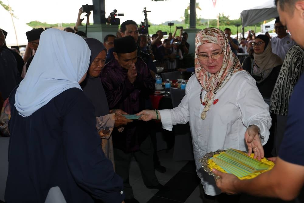 Tunku Azizah berkenan menyampaikan sumbangan kepada golongan asnaf di Kampung Penan Muslim. - Foto Bernama