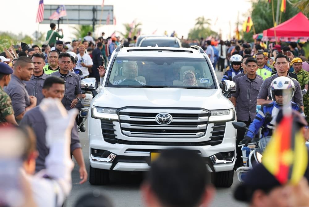 Yang di-Pertuan Agong dan Raja Permaisuri berkenan berangkat ke Kampung Penan Muslim sempena Kembara Kenali Borneo pada Ahad. - Foto Bernama