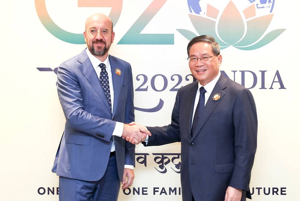 Perdana Menteri China, Li Qiang bertemu Presiden Majlis Eropah, Charles Michel di luar Sidang Kemuncak G20 di New Delhi, India. - Foto Xinhua