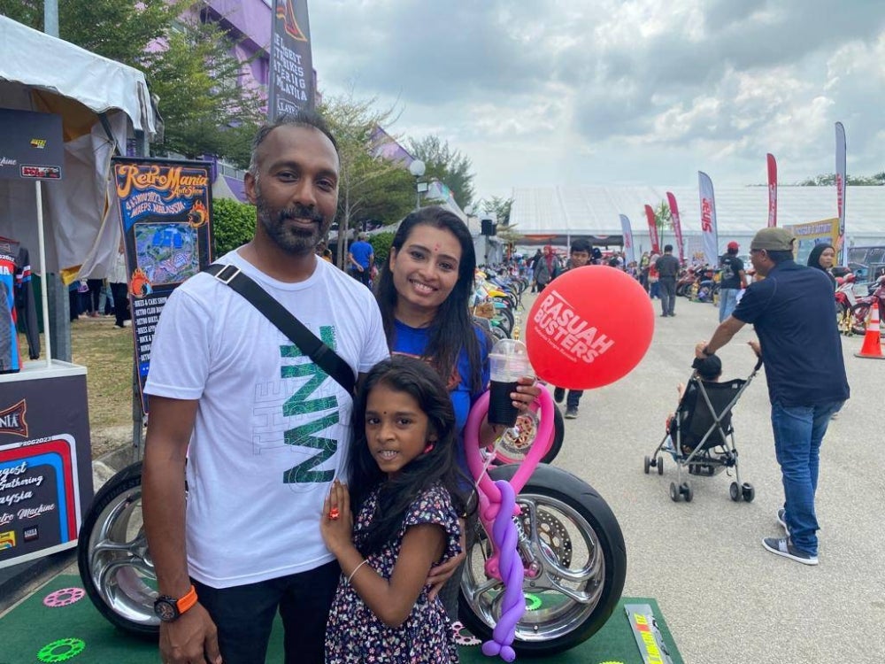 Thamendran bersama anak dan isterinya mengunjungi Karnival Pendidikan Sinar Bestari pada Ahad.