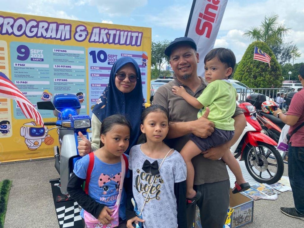 Mohd Faizal bersama keluarganya teruja memeriahkan karnival selama tiga hari yang berakhir pada Ahad.