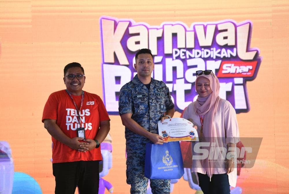 Ketua Pengarang Sinar Harian, Zambri Rambli dan Ketua Pegawai Eksekutif Grup Sinar Karangkraf, Farah Hussamuddin menyampaikan sijil penghargaan kepada wakil Tentera Udara Diraja Malaysia (TUDM).