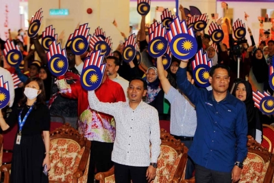 Mohd Azlan (tengah) menyempurnakan Majlis Perasmian Penutup dan Penyampaian Hadiah Pertandingan Akhir Sketsa Rukun Negara Kelab Malaysiaku Peringkat Negeri Perak di Taiping Mall di sini pada Sabtu.