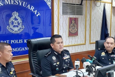 Mazli (tengah) ketika sidang akhbar di Ibu Pejabat Kontinjen Terengganu pada Ahad.