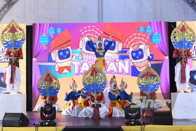 SMK Damansara Utama berjaya merangkul johan dan koreografi terbaik dalam pertandingan tarian Karnival Pendidikan Sinar Bestari (KPSB) di Kompleks Kumpulan Karangkraf, di sini pada Ahad.