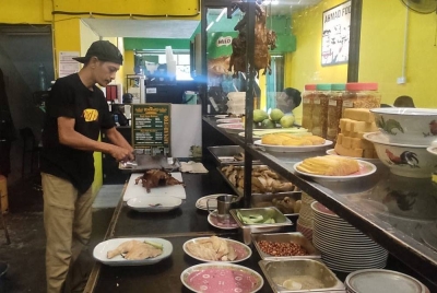 Seorang pekerja Restoran Ahmad Foo-Halal Chinese Foodstyle menyiapkan pesanan di restoran tersebut pada Ahad.