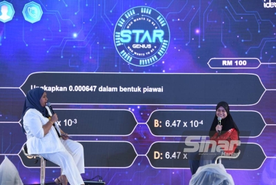 Madihah Nur Safiyyah Hanif Omar (kanan) ketika menjawab soalan pada pusingan akhir pertandingan 'Who wants to be a Genius Star'.