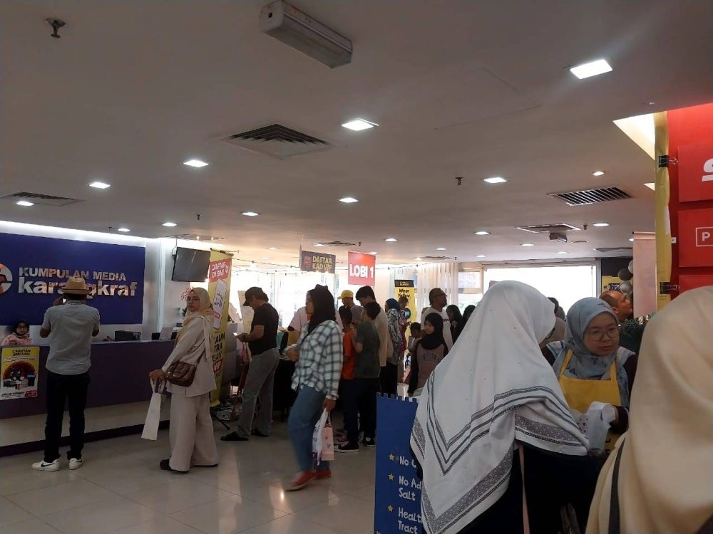 
Para pengunjung beratur untuk membuat pembayaran pada hari terakhir Jualan Gudang Karangkraf 2023.