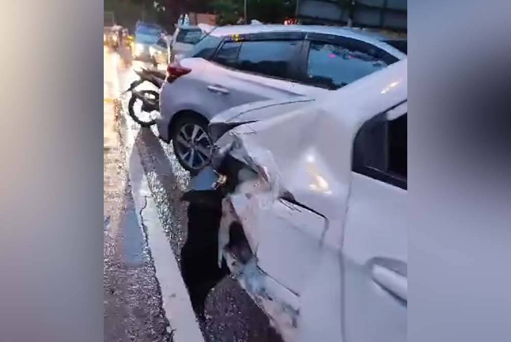 Keadaan kerosakan sebahagian kenderaan yang terlibat dalam kemalangan di lampu isyarat di Jalan Beserah berhampiran Perumahan Polis Bukit Pelindung di sini pada petang Ahad.