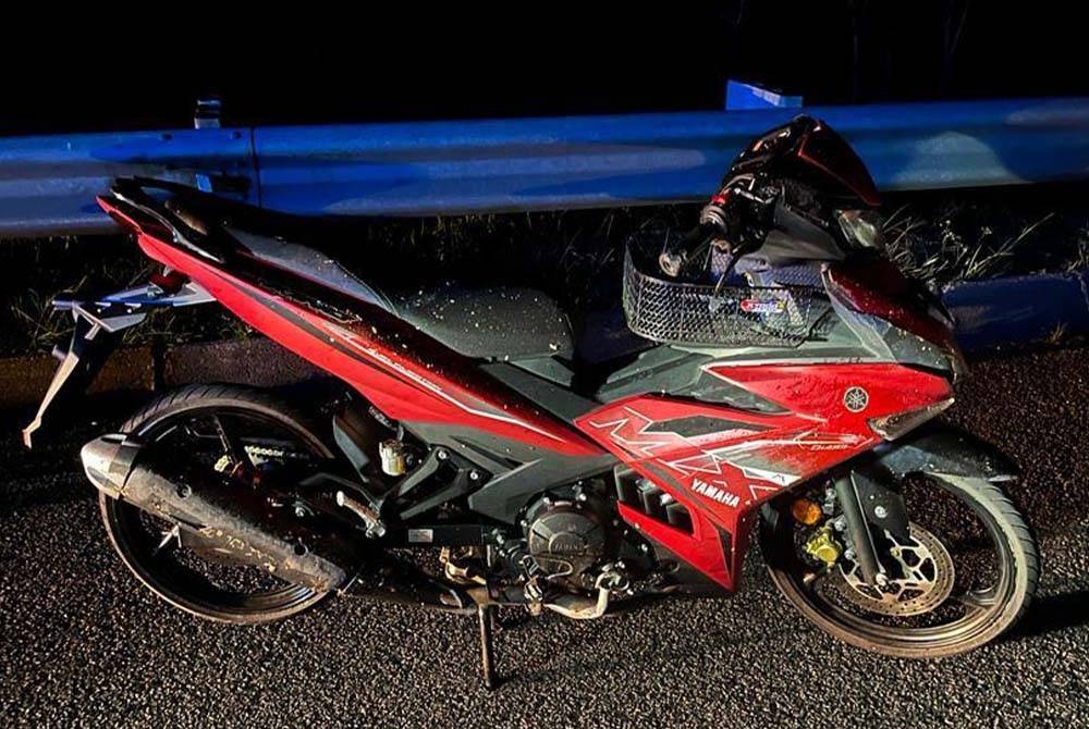 Keadaan motosikal yang ditunggangi mangsa selepas terlibat dalam kemalangan di Kilometer 52.1 Lebuh Raya Utara-Selatan, arah Selatan, Kluang pada Isnin.