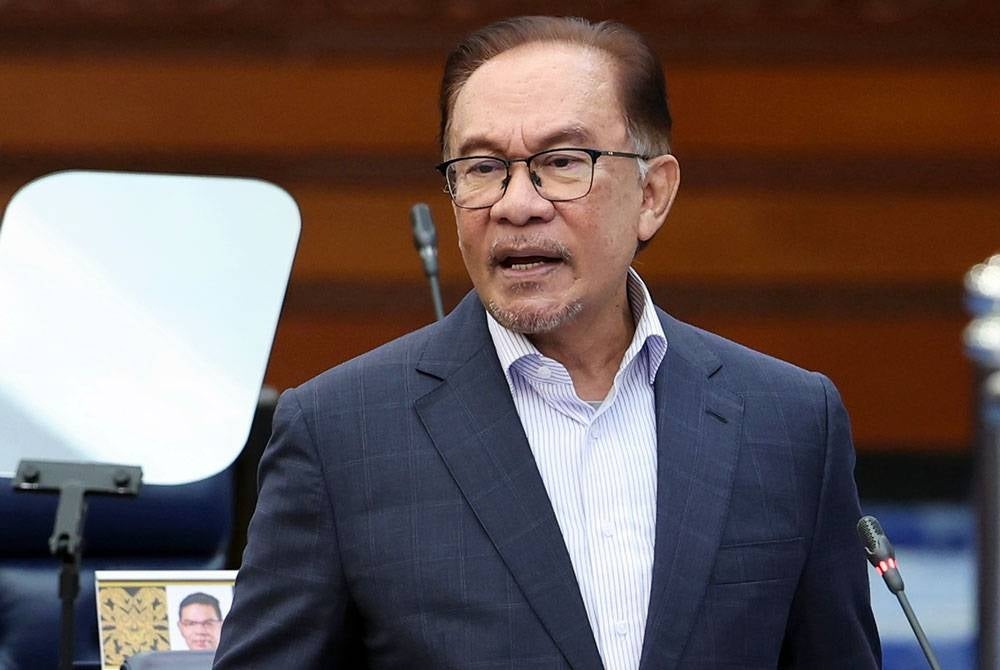 Perdana Menteri Datuk Seri Anwar Ibrahim ketika membentangkan Kajian Separuh Penggal (KSP) Rancangan Malaysia Ke-12 (RMK12) bertemakan 'Malaysia Madani: Mampan, Sejahtera, Berpendapatan Tinggi' pada Mesyuarat Khas Dewan Rakyat hari ini. - Foto Bernama