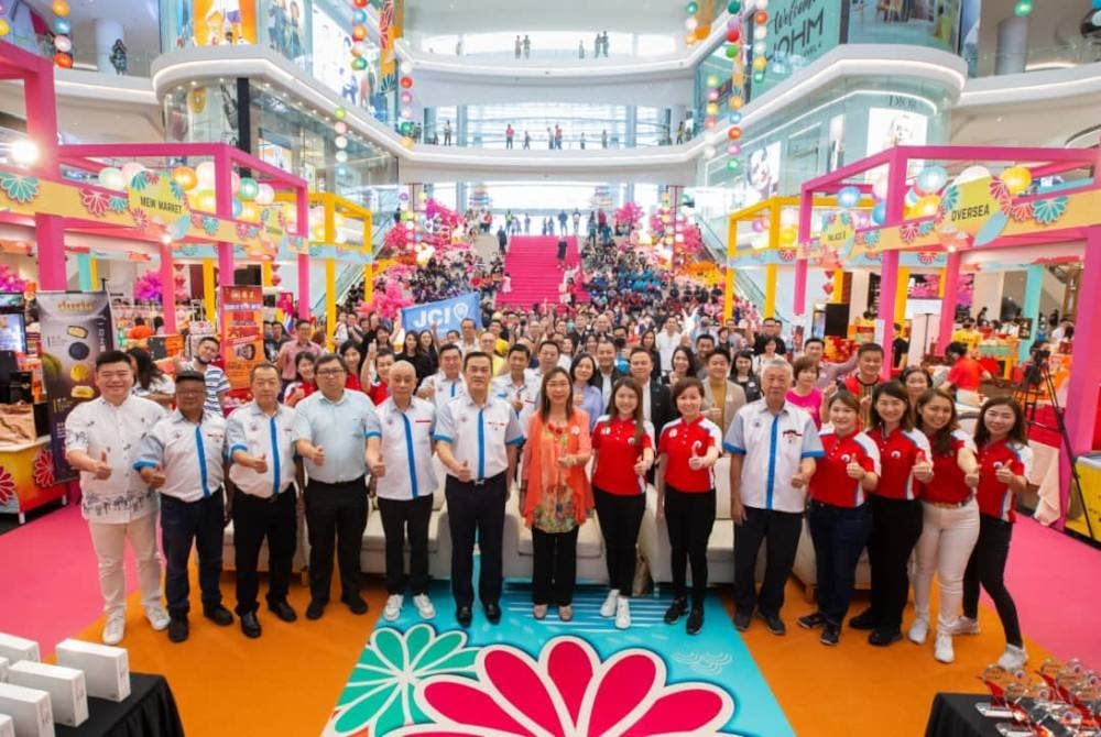 Jawatankuasa KLCAH yang diketuai Kee Kan (enam kiri) bergambar bersama Teresa (lapan kanan)