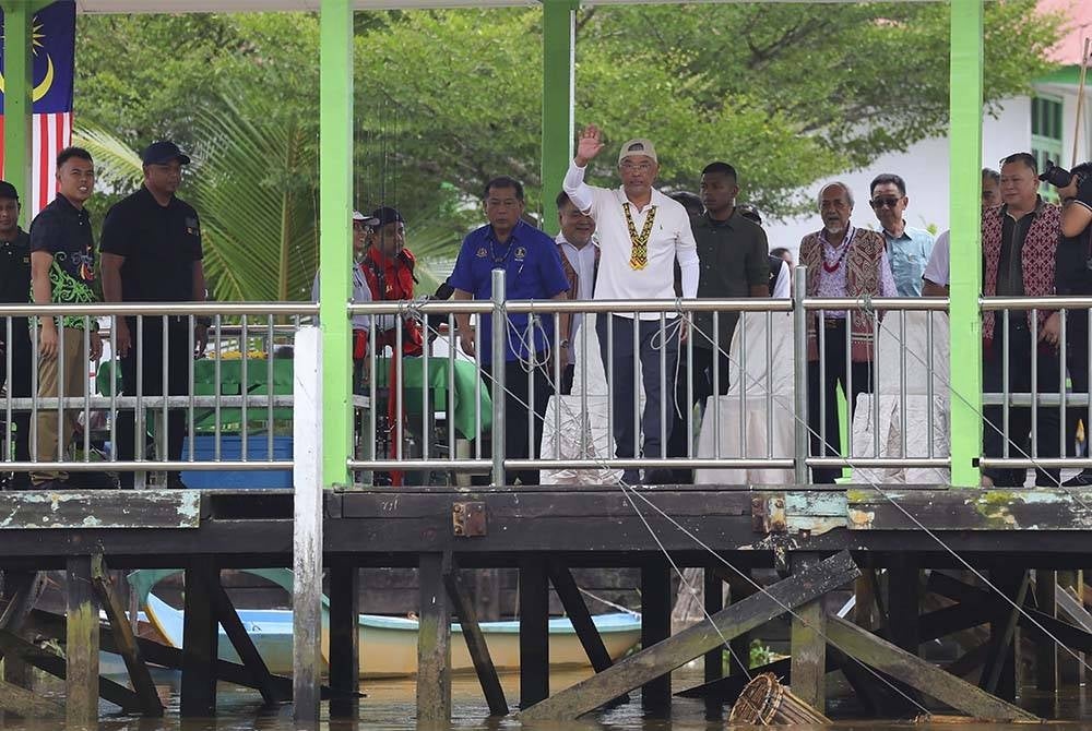 Yang di-Pertuan Agong Al-Sultan Abdullah Ri'ayatuddin Al-Mustafa Billah Shah berkenan melambaikan tangan ketika berangkat ke jeti Rumah Raymond Plen untuk aktiviti memancing, pada Isnin. - Foto Bernama