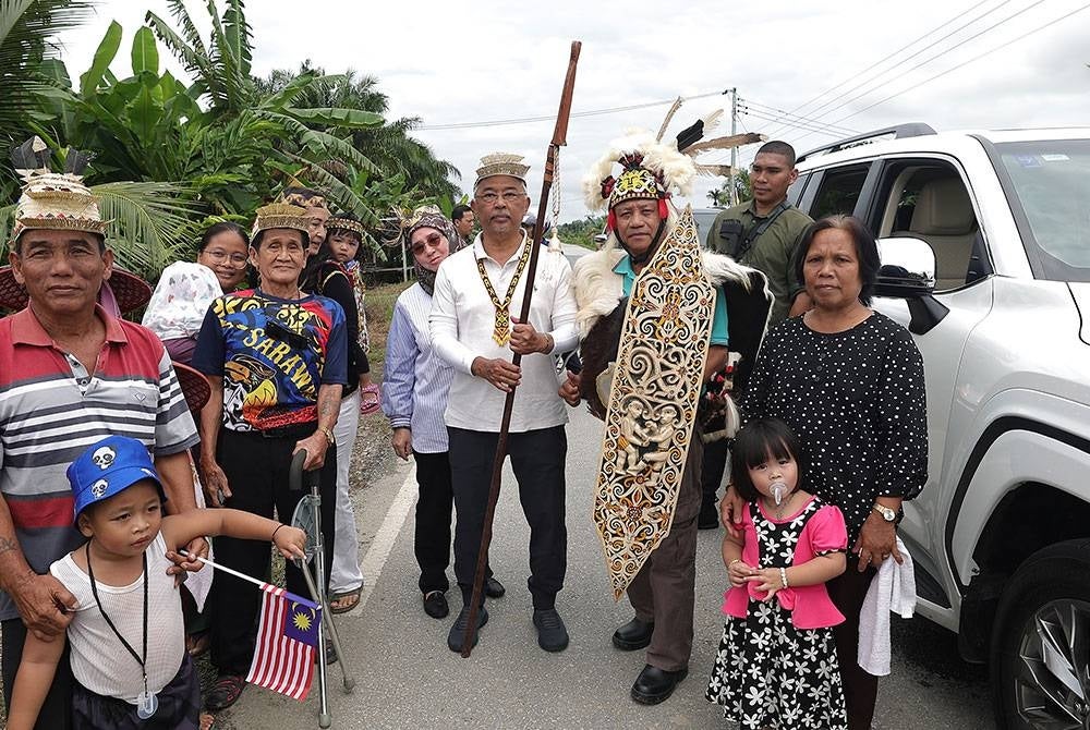 Yang di-Pertuan Agong Al-Sultan Abdullah Ri'ayatuddin Al-Mustafa Billah Shah dan Raja Permaisuri Agong Tunku Azizah Aminah Maimunah Iskandariah berkenan bergambar bersama penduduk Ulu Sebauh sempena Kembara Kenali Borneo hari ini.