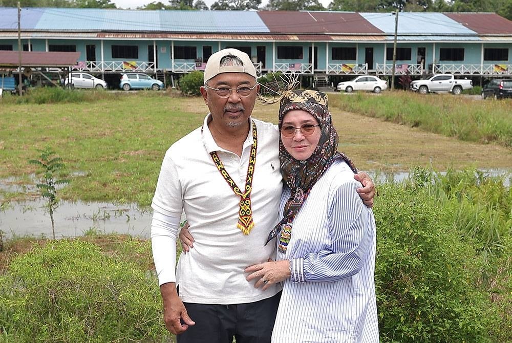  Yang di-Pertuan Agong Al-Sultan Abdullah Ri'ayatuddin Al-Mustafa Billah Shah dan Raja Permaisuri Agong Tunku Azizah Aminah Maimunah Iskandariah berkenan bergambar berlatarbelakang rumah panjang Peter sempena Kembara Kenali Borneo hari ini.