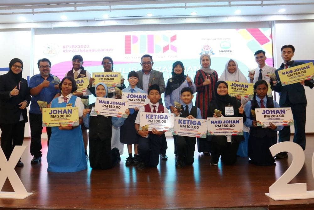 Aznan (belakang, lima dari kiri) bergambar bersama pemenang yang mengikuti aktiviti PJBX pada Isnin.