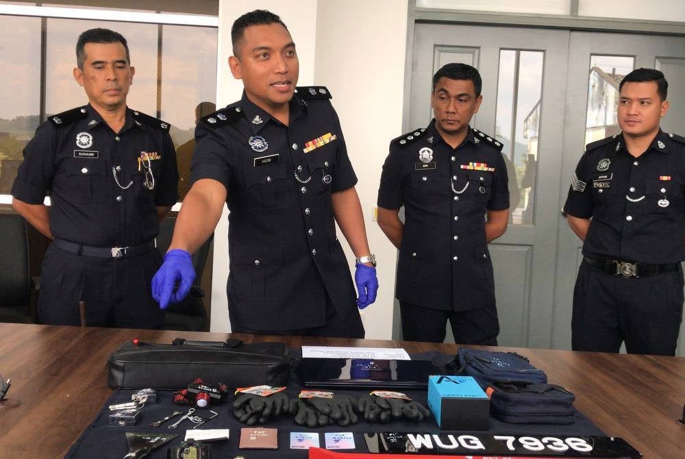 Mohd Hasni menunjukkan barang kes yang dirampas daripada Geng Tasha.