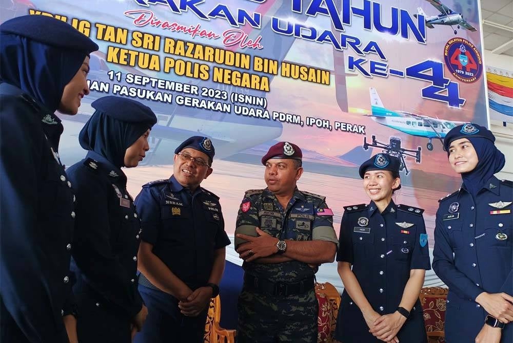 Ayob Khan (tiga dsri kanan) bersama Komander PGU, Datuk Noor Sham Md Jani menyantuni empat inspektor polis yang mencipta sejarah sebagai kumpulan pertama juruterbang wanita dalam Pasukan Gerakan Udara (PGU) sepanjang 44 tahun penubuhan.