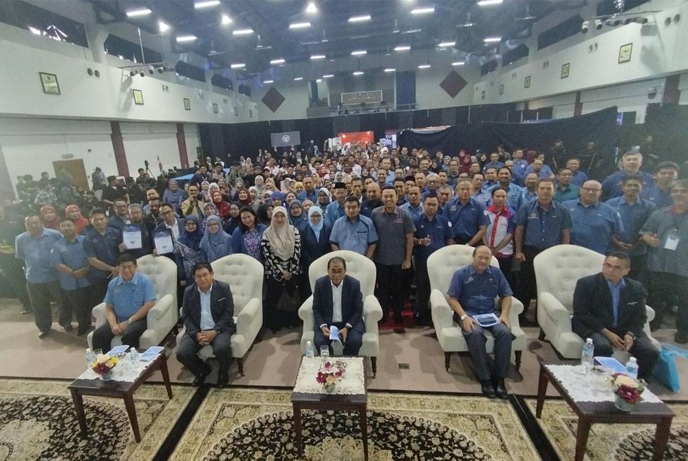 Mohamed Khaled (duduk, tengah) pada Majlis Perasmian Penutup Minggu TVET Digital Polycc 2023 di Politeknik Sultan Salahuddin Abdul Aziz Shah di Shah Alam pada Isnin.