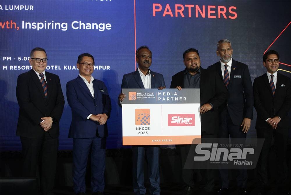 Ketua Jabatan Pengiklanan Sinar Harian,Airol Fadley Limin (tiga kanan) menerima mockup logo Sinar Harian daripada Sivakumar selaku rakan media rasmi NHCCE 2023 yang akan berlangsung pada 30 hingga 31 Oktober ini. - Foto : ASRIL ASWANDI SHUKOR