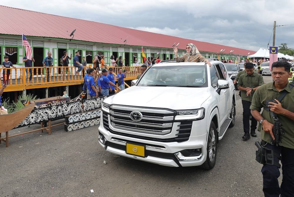 Yang di-Pertuan Agong dan Raja Permaisuri Agong berkenan berangkat pulang selepas Majlis Santapan Tengah Hari bersama Komuniti sempena Kembara Kenali Borneo di Rumah Panjang Raymond Plen, Ulu Sebauh pada Isnin. - Foto Bernama